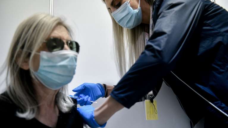 Κορονοϊός: Πάνω από 1,5 εκατομμύριο Έλληνες έχουν ήδη εμβολιαστεί με την πρώτη δόση