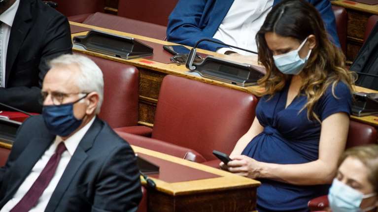 Αλαλούμ στη Βουλή με τη συνεπιμέλεια- Διαφωνίες στη ΝΔ, αποχώρηση του ΣΥΡΙΖΑ και εμπλοκή στο ΚΙΝΑΛ με Λοβέρδο