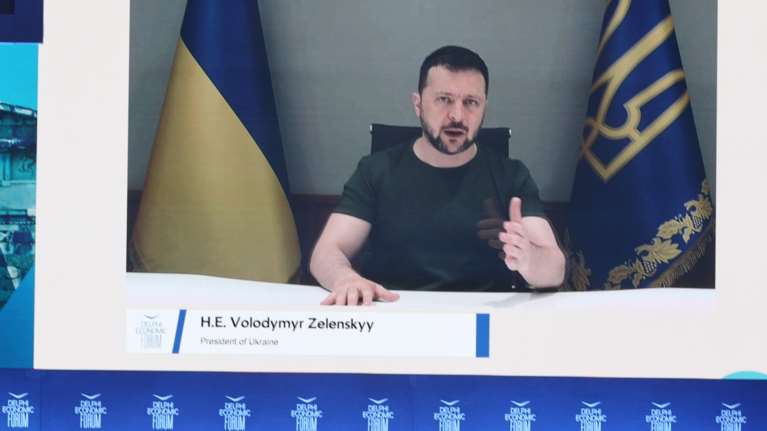 Ζελένσκι στο Φόρουμ των Δελφών: Δώστε μας όπλα για να σπάσουμε τη ραχοκοκαλιά του Πούτιν