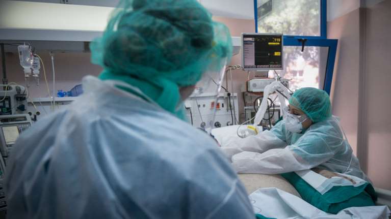 Γιαμαρέλλου: Ανεμβολίαστοι το 93% των διασωληνωμένων που πεθαίνουν - Έξι στους 10 στη Β. Ελλάδα δεν έχουν εμβολιαστεί