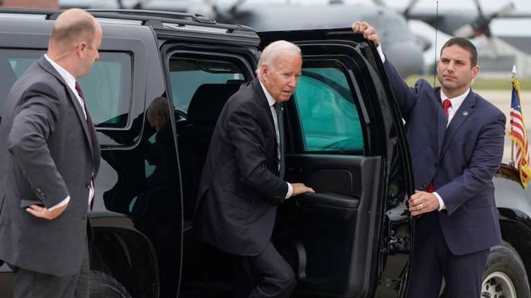 Κηδεία Ελισάβετ: &quot;Ο Μπάιντεν δεν θα μπεί ποτέ σε λεωφορείο&quot; - Άναψαν φωτιές οι αυστηροί κανόνες - Ποιοι ηγέτες θα παραστούν