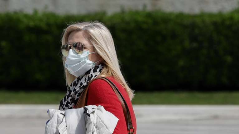 Κορονοϊός: Πρόστιμο 150 ευρώ για όποιον δεν φορά μάσκα σε ΜΜΜ, κομμωτήρια, καταστήματα [Βίντεο]