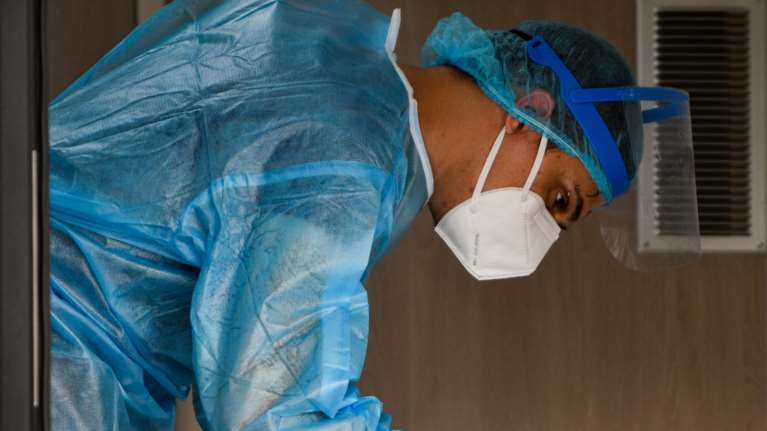 Κορονοϊός: 1.553 νέα κρούσματα την Κυριακή - 8 θάνατοι, στους 134 οι διασωληνωμένοι