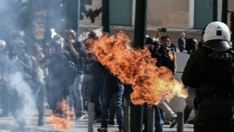 Επεισόδια στο Σύνταγμα στη συγκέντρωση για τα Τέμπη - Έσπασαν στάσεις λεωφορείων, πυρπόλησαν γερανό [εικόνες-βίντεο]