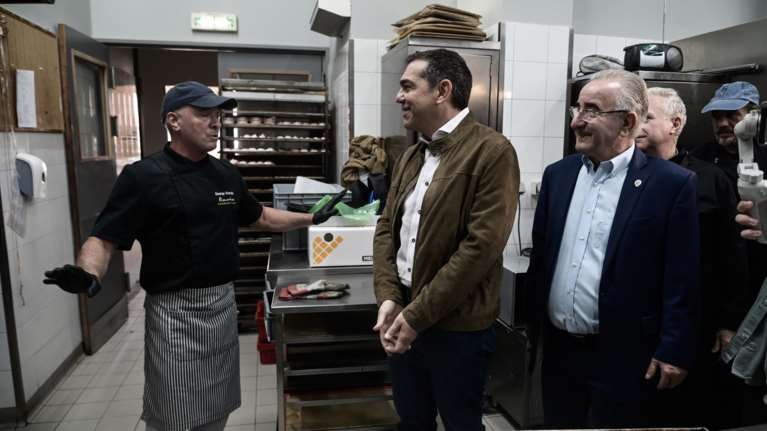 Τσίπρας σε αρτοζαχαροπλαστείο στη Λυκόβρυση: Να σταματήσει το κύμα λουκέτων [εικόνες]