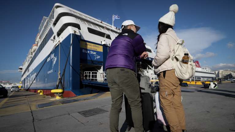 Aκυρώθηκαν τρία δρομολόγια από το λιμάνι του Πειραιά λόγω θυελλωδών ανέμων - Το ένα θα έφτανε μέχρι Σαντορίνη