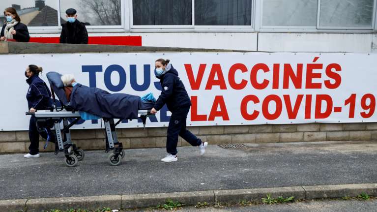 Γαλλία: Σφίγγει ο κλοιός για τους ανεμβολίαστους με τεστ ανά 24ωρο - Στους πέντε μήνες η τρίτη δόση