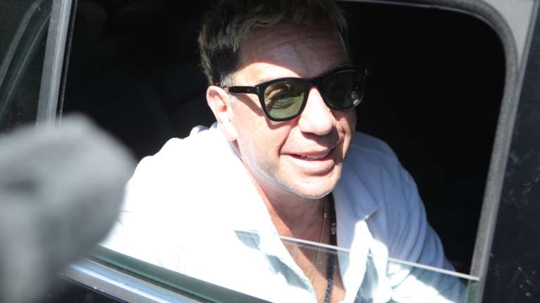 Γιώργος Μαζωνάκης: Έτσι εντοπίστηκε ο κοριός στο σπίτι του τραγουδιστή - Είχε τοποθετηθεί στο πόδι του καναπέ του