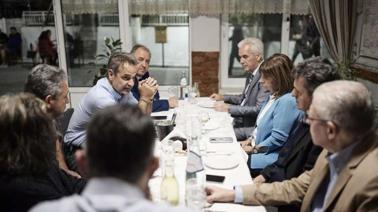 Μητσοτάκης και Σακελλαροπούλου δείπνησαν στην πλατεία της Δαδιάς παρέα με κατοίκους [εικόνες]