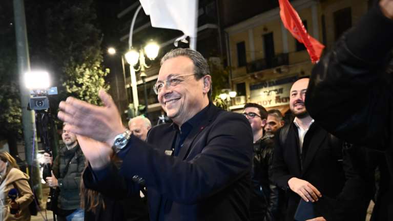 Στον &quot;Σταυρό του Νότου&quot; γιόρτασε τη νίκη του ο Σωκράτης Φάμελλος - Τραγουδούσε ο αδερφός του