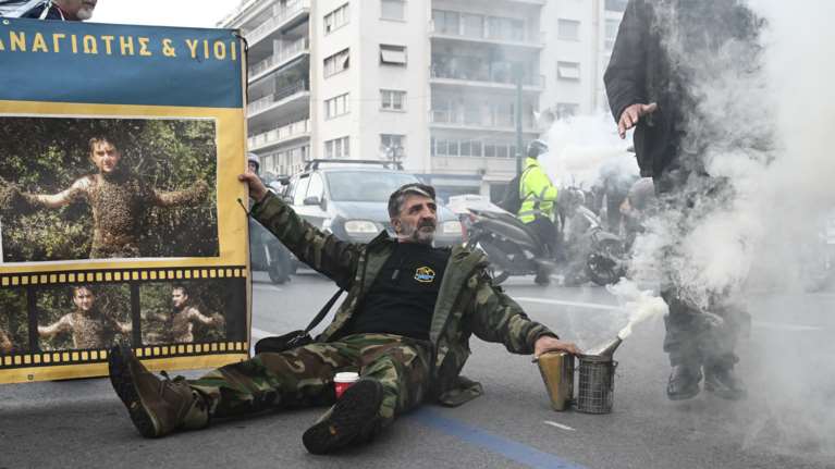 Ένταση στο Σύνταγμα με τη διαδήλωση των μελισσοκόμων: Με αναμμένα καπνιστήρια, στολές και πανό [εικόνες]