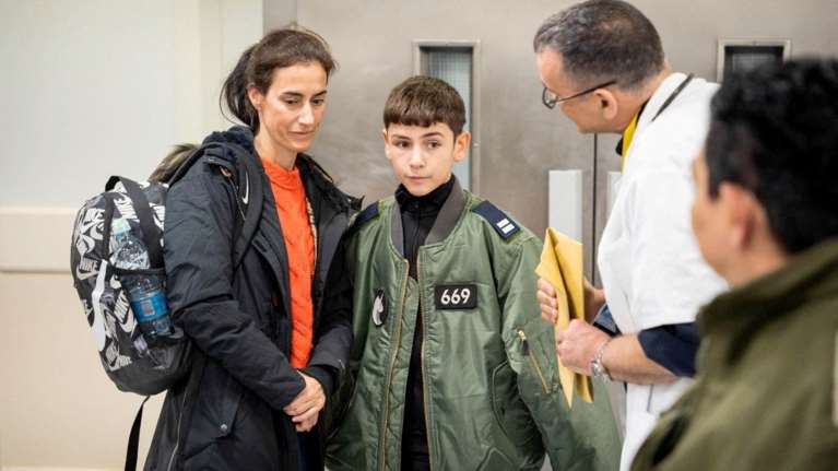 &quot;Όποιο παιδί έκλαιγε το απειλούσαν με όπλο&quot; - Ξεσπά η θεία του 12χρονου Εϊτάν που κρατούσε για 51 ημέρες η Χαμάς