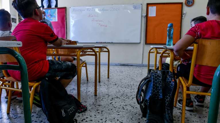 Απίστευτο σκηνικό στα Καλύβια: Εκανε "ντου" σε σχολείο και απείλησε καθηγήτρια επειδή έβγαλε εκτός αίθουσας τον γιο του