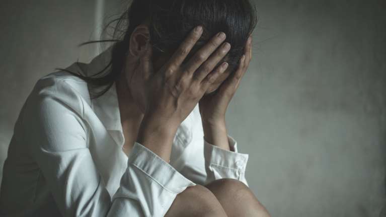 Ερέτρια: 23χρονη πήδηξε από μπαλκόνι για να γλιτώσει τον βιασμό της - Τώρα δίνει μάχη για την ζωή της