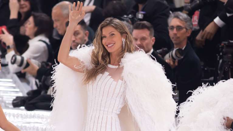 Ζιζέλ Μπούντχεν: Έγκυος στο τρίτο παιδί της στα 44 με τον δάσκαλο του Ζίου Ζίτσου - Πρώτη εμφάνιση με φουσκωμένη κοιλιά