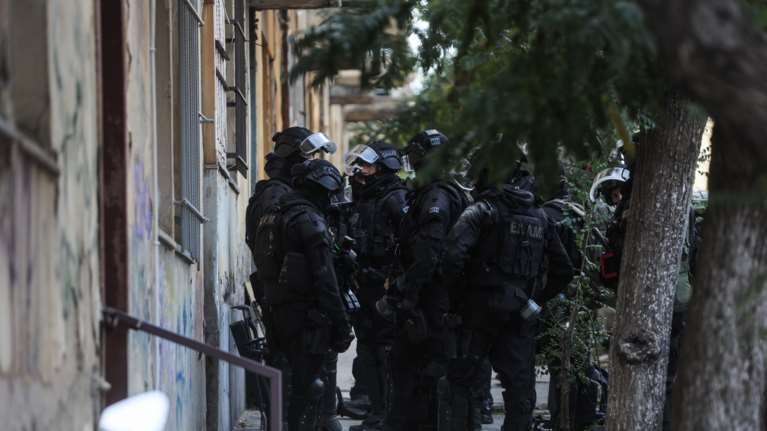 Συνελήφθη ύποπτος για την εμπρηστική επίθεση στον Real - Επιχείρηση της ΕΛΑΣ στα προσφυγικά της Αλεξάνδρας