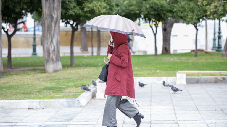 Βροχερό το Σαββατοκύριακο με &quot;βουτιά&quot; του υδράργυρου - Πού θα υπάρξουν έντονα φαινόμενα [χάρτης]