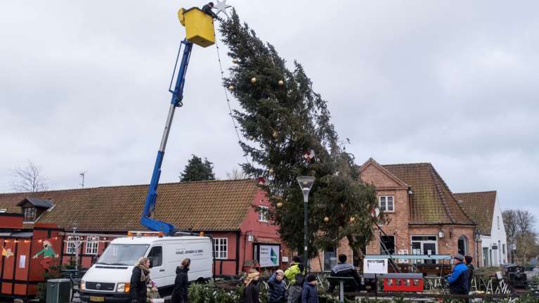 Πανικός σε υπαίθρια αγορά στο Βέλγιο: Έπεσε χριστουγεννιάτικο δέντρο 20 μέτρων από τους ανέμους - Νεκρή 63χρονη [Βίντεο]