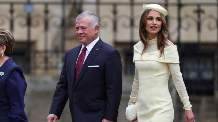 Βασίλισσα Ράνια: Χαλαρή και casual στις διακοπές της - Τα άνετα &quot;ugly shoes&quot; και το κοντομάνικο τζάκετ Louis Vuitton