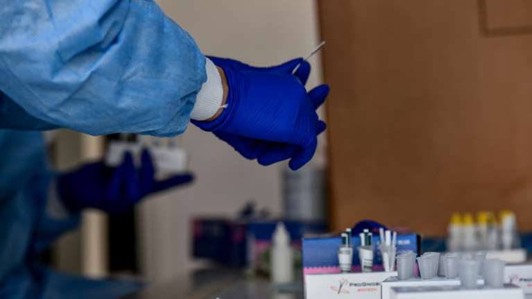 Κορονοϊός: Μείωση της θετικότητας, αλλά αύξηση στις εισαγωγές - 28 θάνατοι, στους 20 οι διασωληνωμένοι