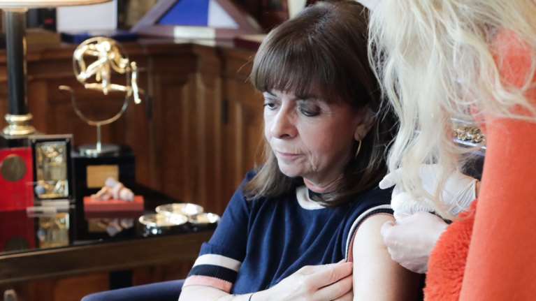 Εμβολιάστηκε κατά της γρίπης η ΠτΔ  Κατερίνα Σακελλαροπούλου: &quot;Ο αποτελεσματικότερος τρόπος&quot;