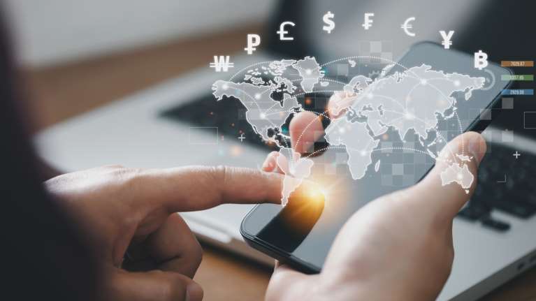 Οι νέοι αφήνουν τις κάρτες και πιάνουν το IRIS - &quot;Έκρηξη&quot; πληρωμών και χρηστών το 2023