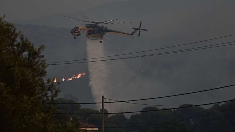 Φωτιά στην Τήνο - Επιχειρούν και εναέρια μέσα