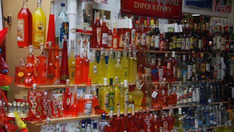 Ίλιγγος από τις πωλήσεις ποτών στις κάβες εν μέσω lockdown: &quot;Αυξήθηκαν πάνω από 200% - Κάνουν πάρτι στα σπίτια&quot;