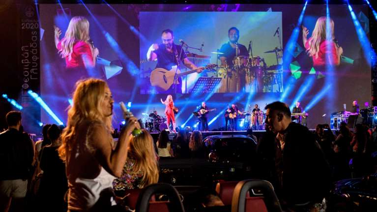 Σάρωσε η Θεοδωρίδου στην πρώτη drive - in συναυλία στη Γλυφάδα [εικόνες - βίντεο]