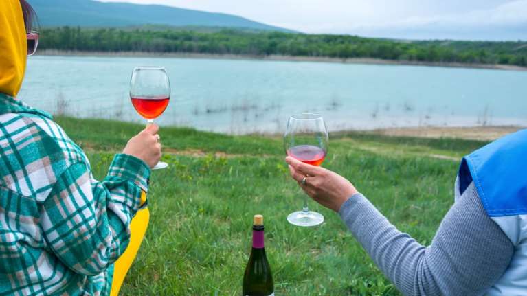 Οινοτουρισμός στην Καρδίτσα: Περίπατοι στη λίμνη Πλαστήρα, πολιτισμός, φύση γαστρονομία