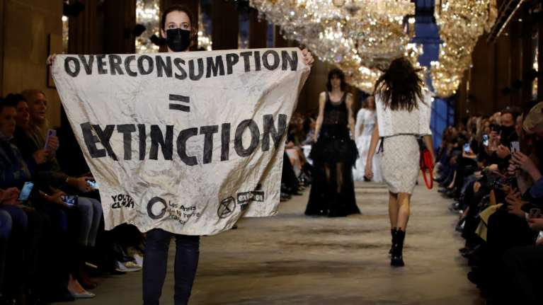 Παρίσι: Εισβολή στην επίδειξη μόδας του Louis Vuitton - Ακτιβίστρια κατά της υπερκατανάλωσης [Εικόνες]