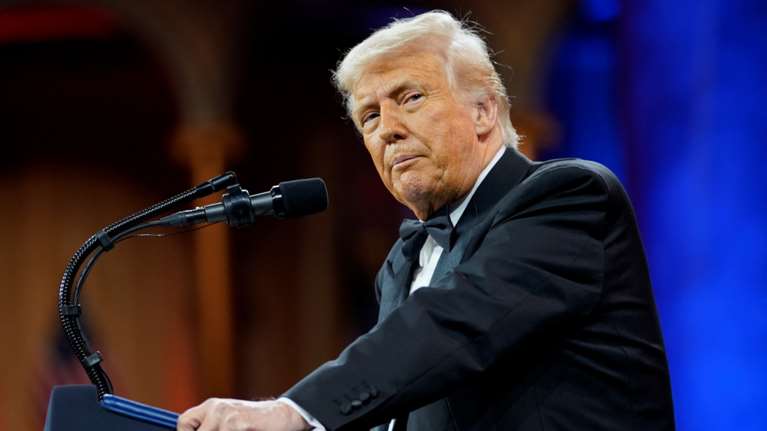 Ο Τραμπ αστειεύτηκε ότι θα ήθελε να γίνει ο επόμενος πάπας: "Αυτή θα ήταν η πρώτη μου επιλογή"