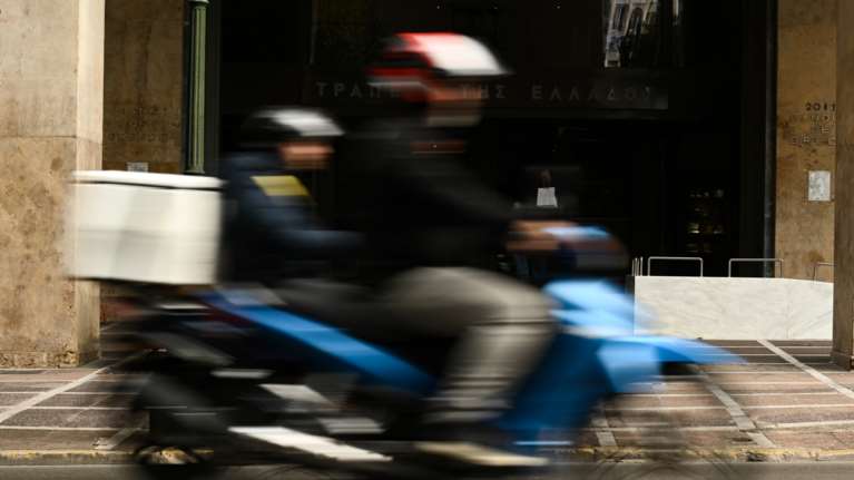 Στα ύψη οι on-line αγορές: &quot;Έμφραγμα&quot; στην Γενική Ταχυδρομική - Αναστέλει υπηρεσίες της