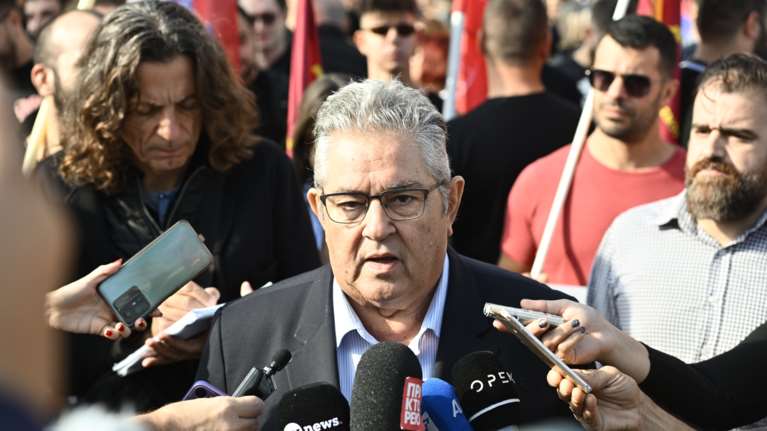 Δημήτρης Κουτσούμπας: Η λαϊκή διαμαρτυρία και πρωτοβουλία ποτέ δεν προσέβαλε το Μνημείο του Άγνωστου Στρατιώτη