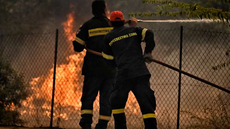 &quot;Οι πυρκαγιές σε Δυτική Αττική και Λουτράκι έχουν λάβει μεγάλες διαστάσεις&quot; - Η ενημέρωση της Πυροσβεστικής