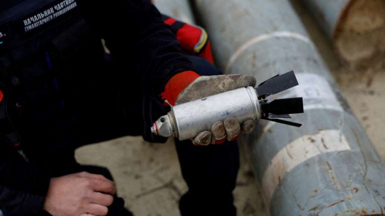 Πόλεμος στην Ουκρανία: Τι είναι οι απαγορευμένες βόμβες διασποράς που στέλνουν οι ΗΠΑ στο Κίεβο