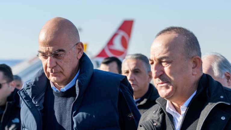 Ξαφνική συνάντηση Δένδια με Τσαβούσογλου στις Βρυξέλλες