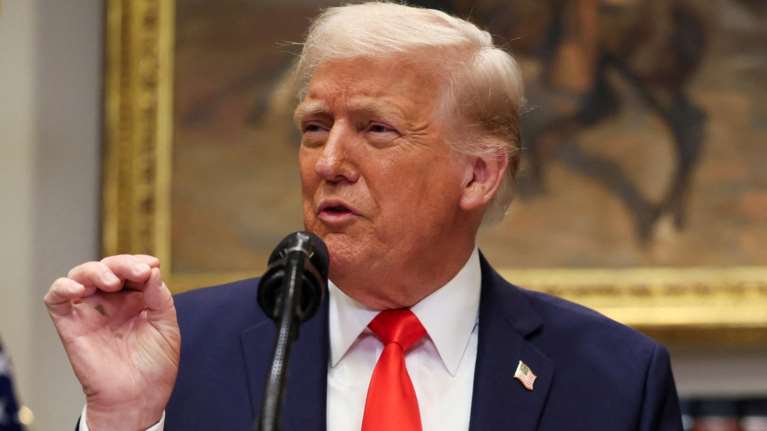 Ο Τραμπ ανακοίνωσε δασμούς 25% σε οποιαδήποτε χώρα αγοράζει πετρέλαιο ή αέριο από τη Βενεζουέλα