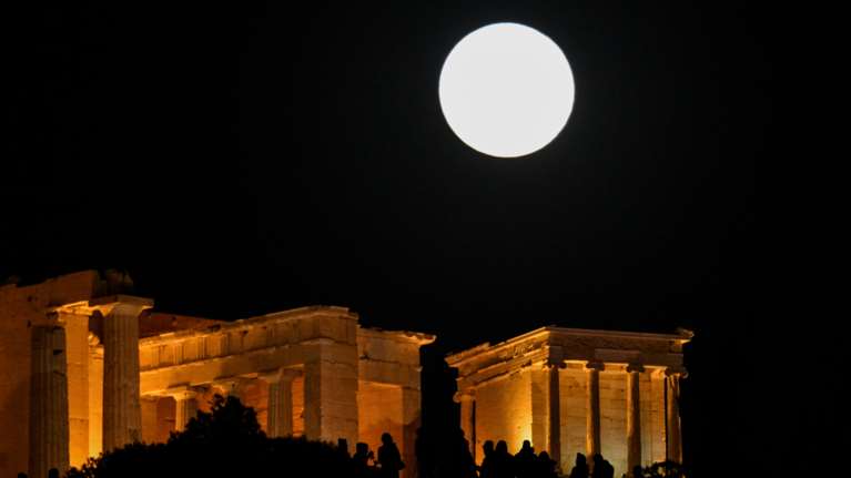 Έχει πανσέληνο απόψε... και γιορτάζεται με ελεύθερη είσοδο σε αρχαιολογικούς χώρους και μουσεία