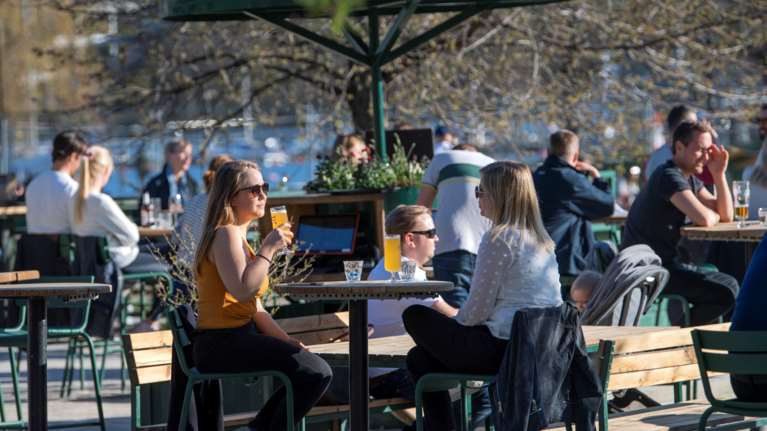 Κορονοϊός: Οι Σουηδοί, με 172 νεκρούς το τελευταίο 24ωρο, λιάζονται στα καφέ και τα πάρκα, χωρίς μέτρα [εικόνες]