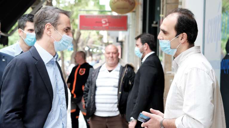 Επίσκεψη Μητσοτάκη... με μάσκα στο Παγκράτι - Συνομίλησε με καταστηματάρχες [εικόνες]