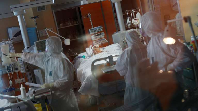 Κορονοϊός: &quot;Τσουνάμι&quot; ασθενών κατακλύζει τα νοσοκομεία του Λονδίνου - Έφτασαν 463 οι νεκροί