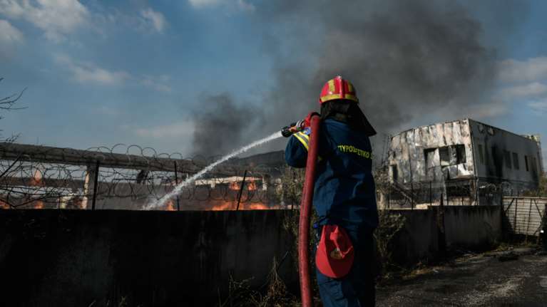 Υπό έλεγο η φωτιά στην επιχείρηση ξυλείας στην Ελευσίνα