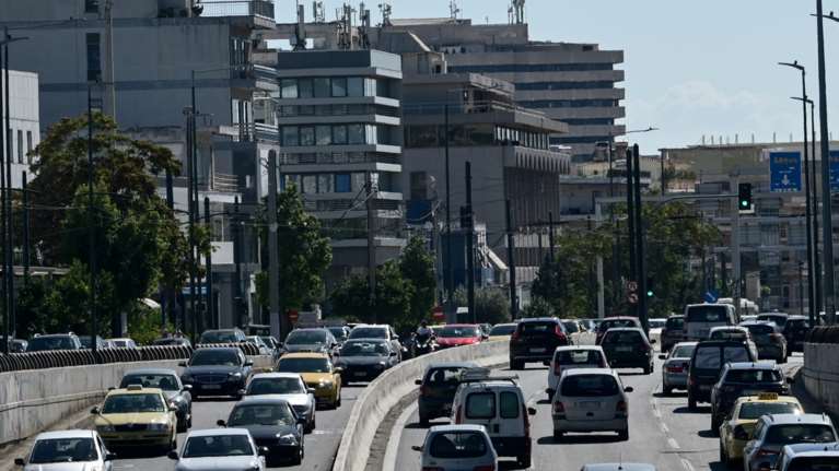 Τροχαίο στην Κηφισίας: Μοτοσικλέτα παρέσυρε γιαγιά με το εγγονάκι της - Σε σοβαρή κατάσταση το τρίχρονο παιδί