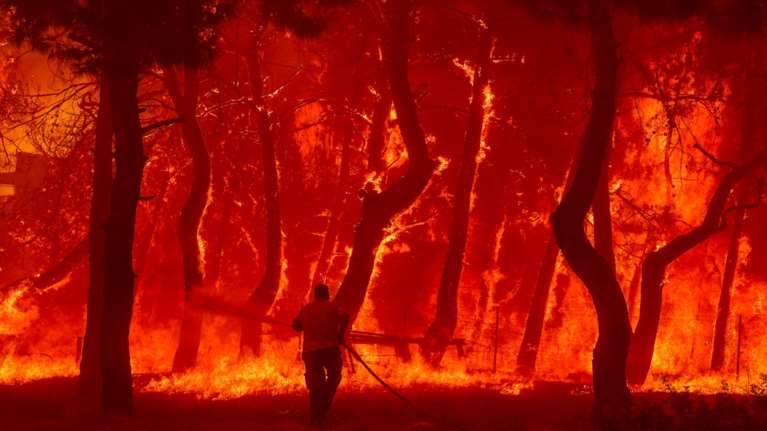 Λέσβος: Κάηκαν σπίτια στα Βατερά - Δύσκολη μάχη με τις φλόγες - Η φωτιά έφτασε στη θάλασσα - Εννέα άτομα διέσωσε το λιμενικό