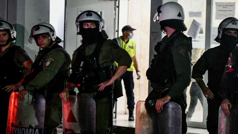 Καταδίωξη στο Πέραμα: Ο Κούγιας ανέλαβε την υπεράσπιση των αστυνομικών - Φόβοι για αντίποινα από την οικογένεια του 20χρονου