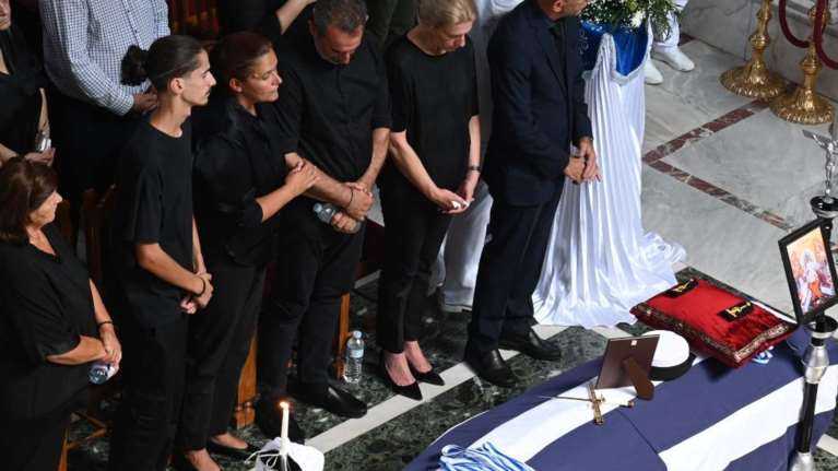 Σπαραγμός στην κηδεία της 19χρονης δοκίμου στη Λάρισα [εικόνες - βίντεο]