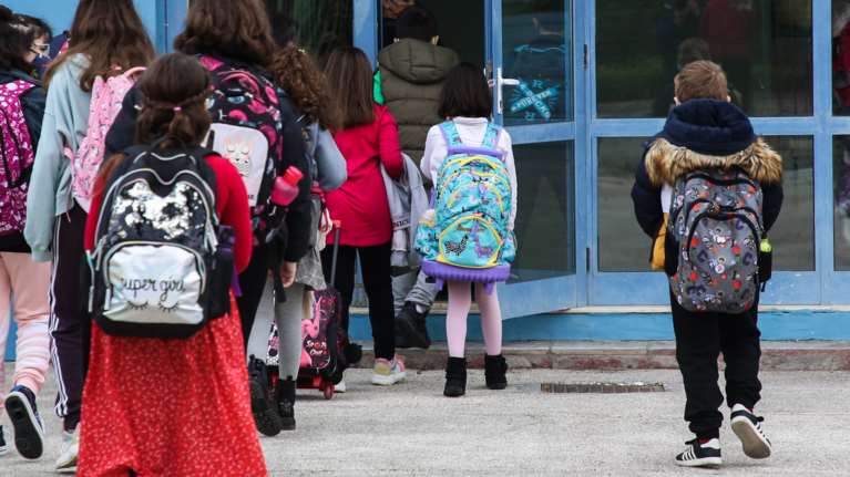 Mε αρνητικό self test- ακόμα και έξω από το σχολείο- επιστρέφουν αύριο στα θρανία οι μαθητές