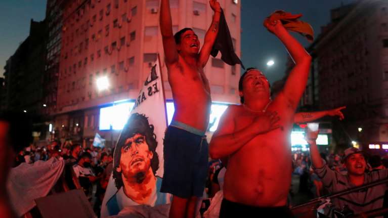 Μαραντόνα: Σε λαϊκό προσκύνημα η σορός του στο Προεδρικό Μέγαρο - Η Αργεντινή αποχαιρετά τον &quot;Πίμπε ντ&#39; Όρο&quot; [Live εικόνες - βίντεο]