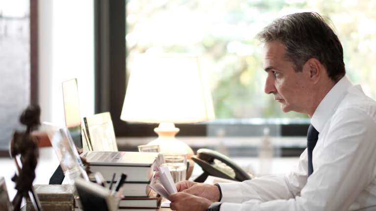 Κορονοϊός: Νέα μέτρα ανακοινώνει η κυβέρνηση μετά το ρεκόρ κρουσμάτων – Στις 11 τηλεδιάσκεψη Μητσοτάκη – Τσιόδρα